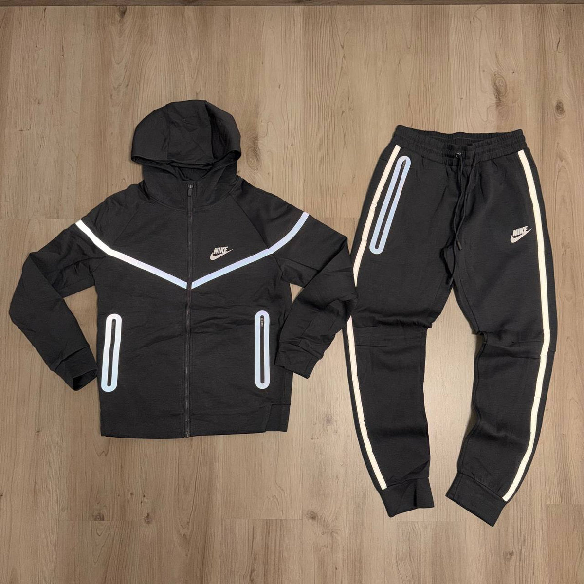 Conjunto largo NIKE NOCTA TELA GRUESA GRIS OSCURO LINEAS REFLECTANTES