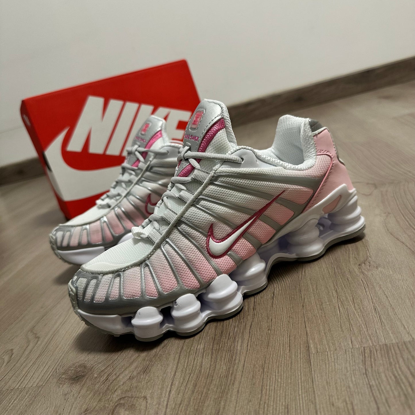 NIKE SHOX