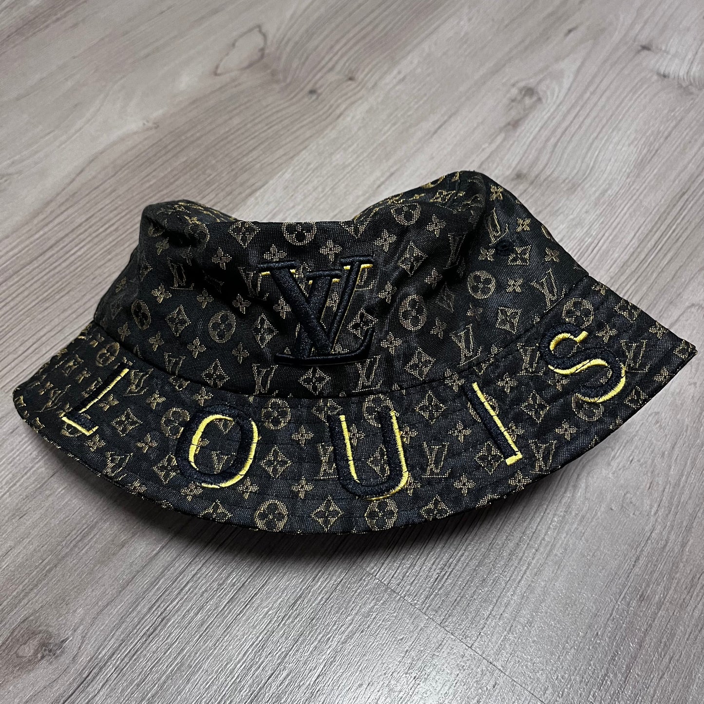 GORRO  LV NEGRO/NEGRO/DORADO