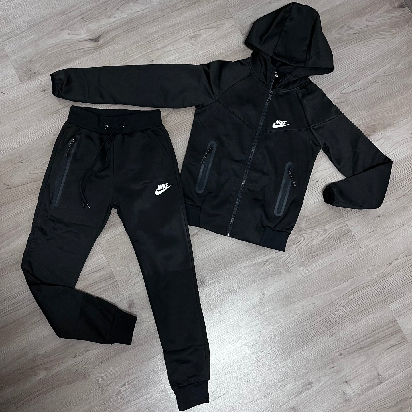 Conjunto NIKE TECH ALL BLACK