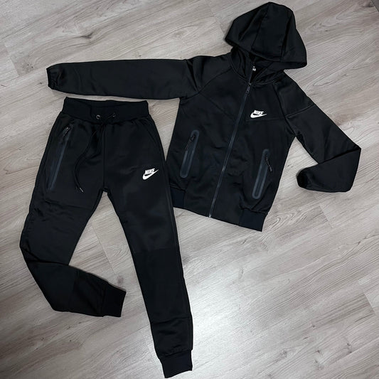 Conjunto NIKE TECH ALL BLACK