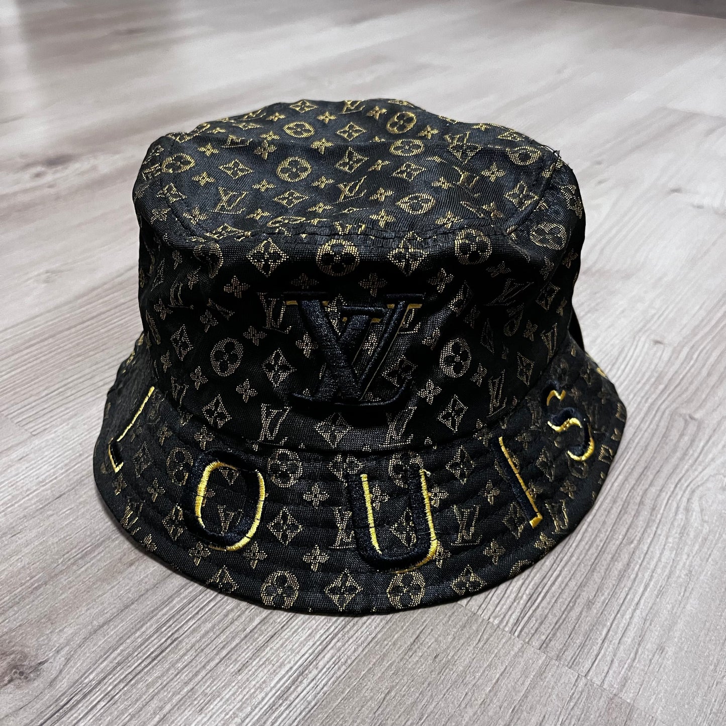 GORRO  LV NEGRO/NEGRO/DORADO