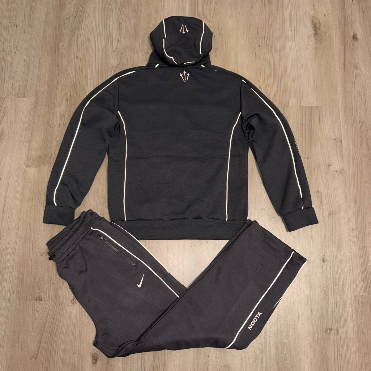 Conjunto largo NIKE NOCTA TELA GRUESA GRIS OSCURO