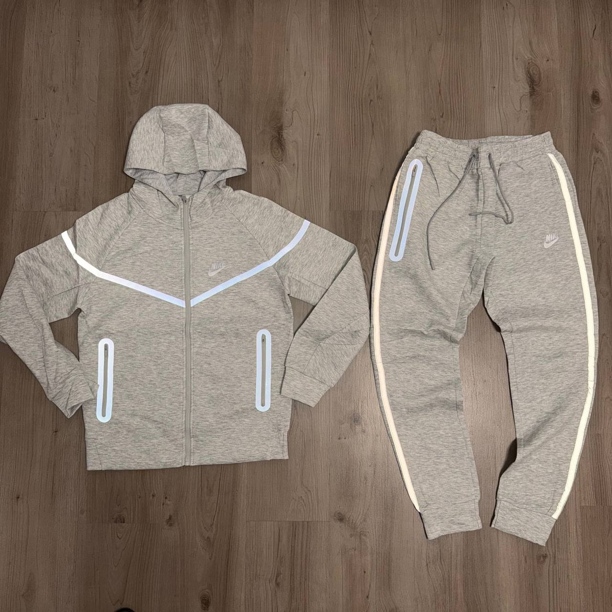 Conjunto largo NIKE NOCTA TELA GRUESA LINEAS REFLECTANTES
