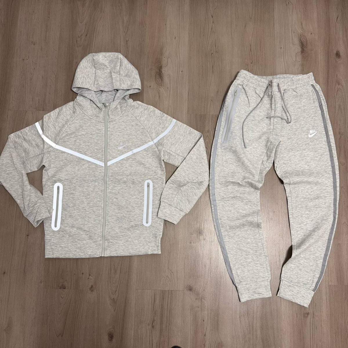 Conjunto largo NIKE NOCTA TELA GRUESA LINEAS REFLECTANTES