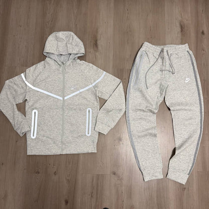 Conjunto largo NIKE NOCTA TELA GRUESA LINEAS REFLECTANTES