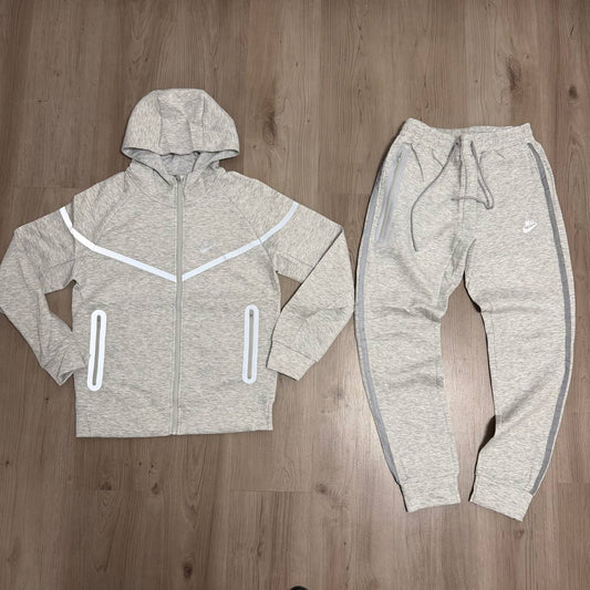 Conjunto largo NIKE NOCTA TELA GRUESA LINEAS REFLECTANTES