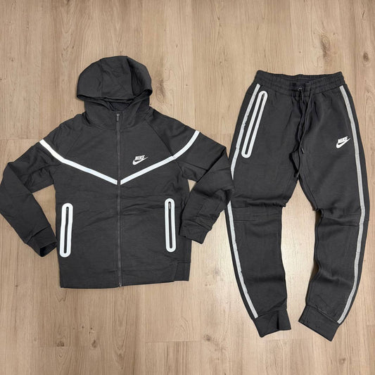 Conjunto largo NIKE NOCTA TELA GRUESA GRIS OSCURO LINEAS REFLECTANTES