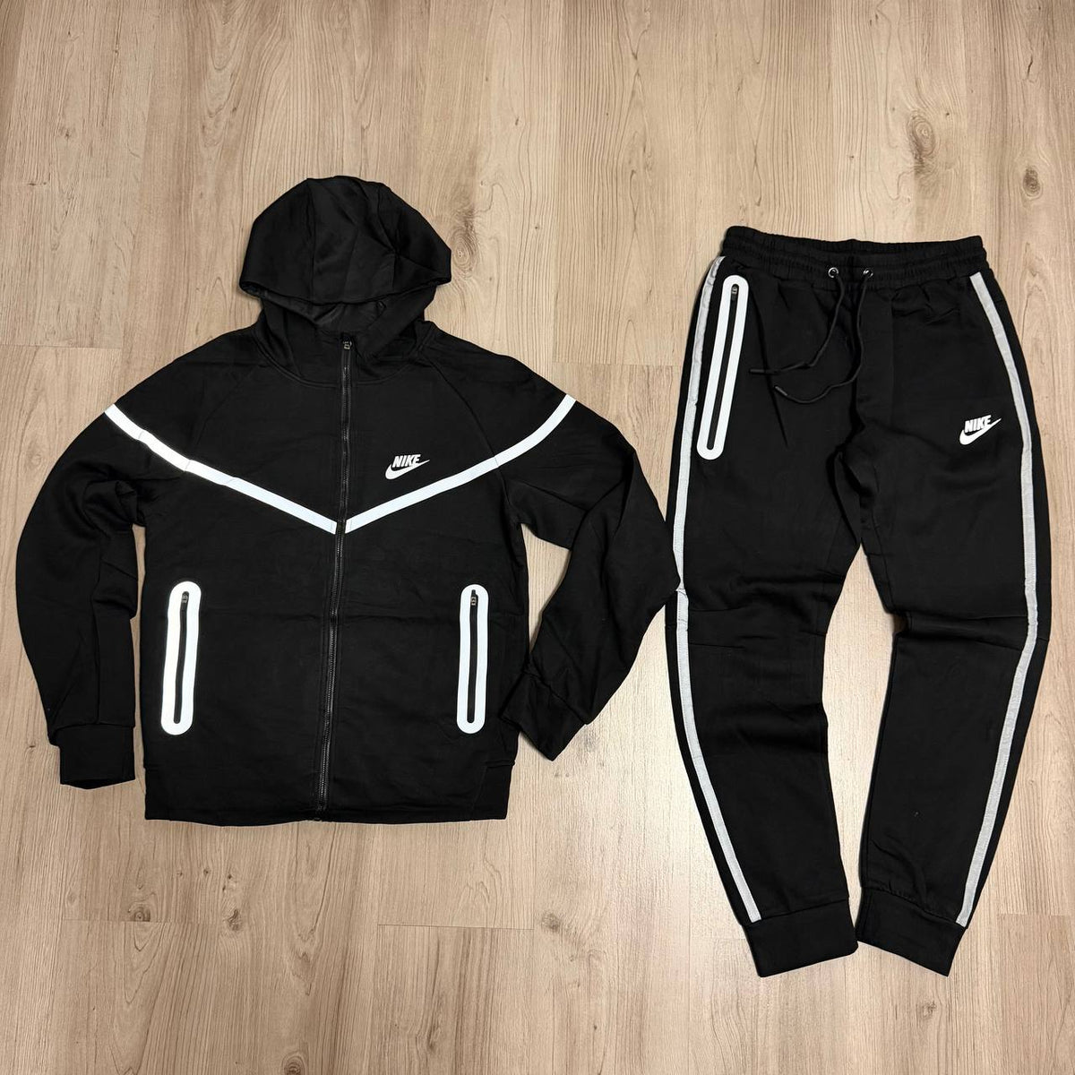 Conjunto largo NIKE NOCTA TELA GRUESA NEGRO LINEAS REFLECTANTES